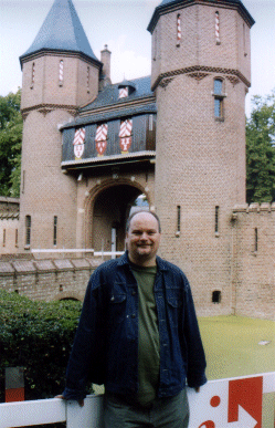 Andrew outside the gatehouse to Kasteel de Haar, The Netherlands